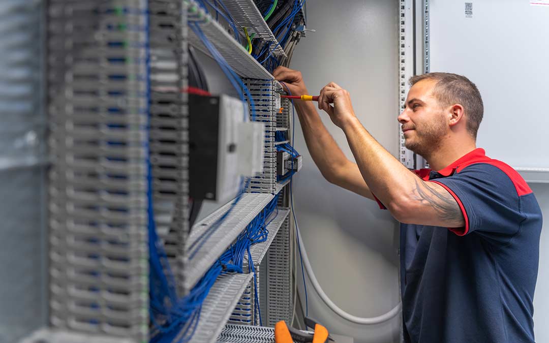 medewerker unica aan het werk